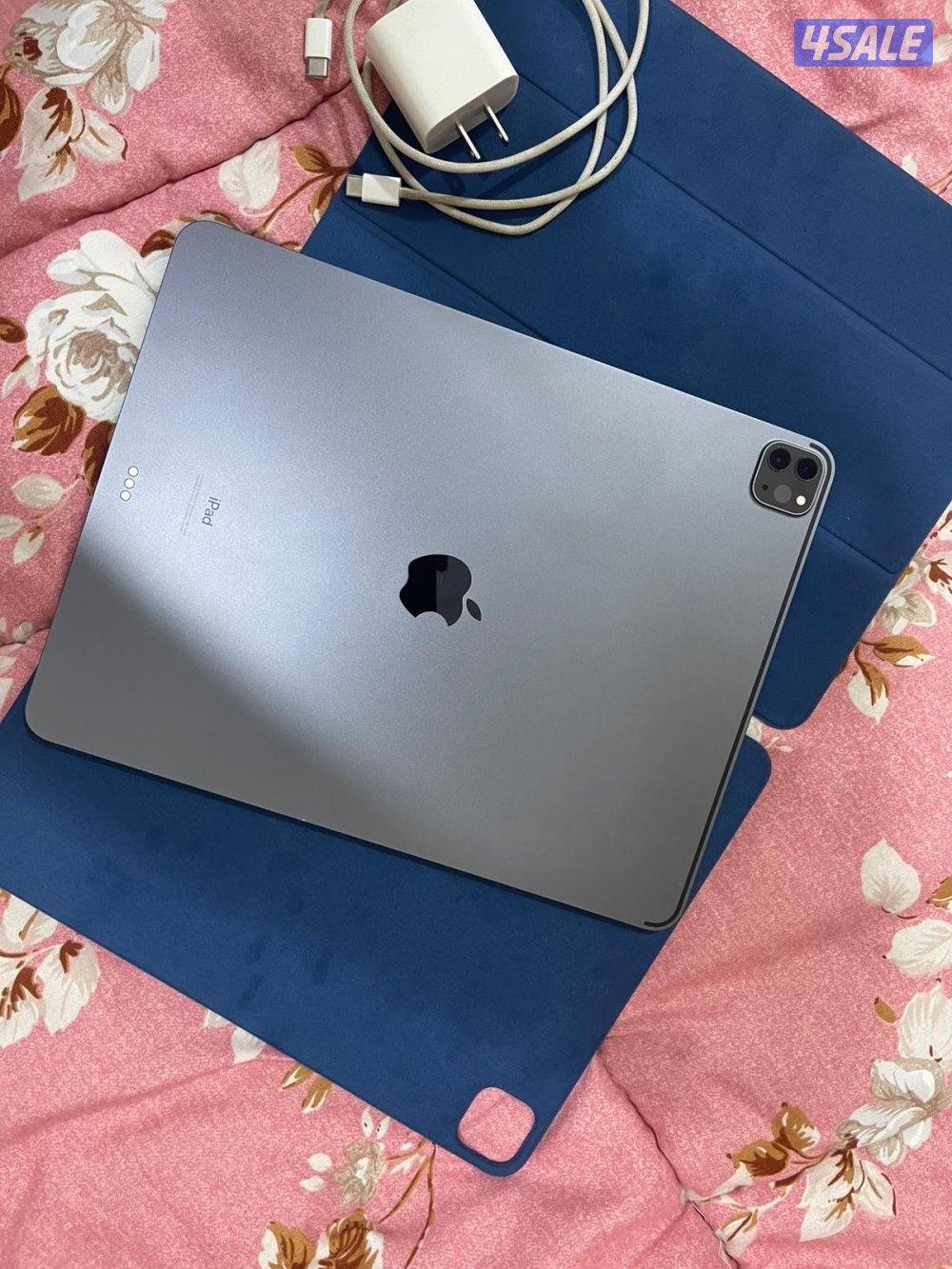 ايباد برو الجيل الرابع 12.9 انش 512 غيغا نظيف حيل مع الكفر والشاحن0