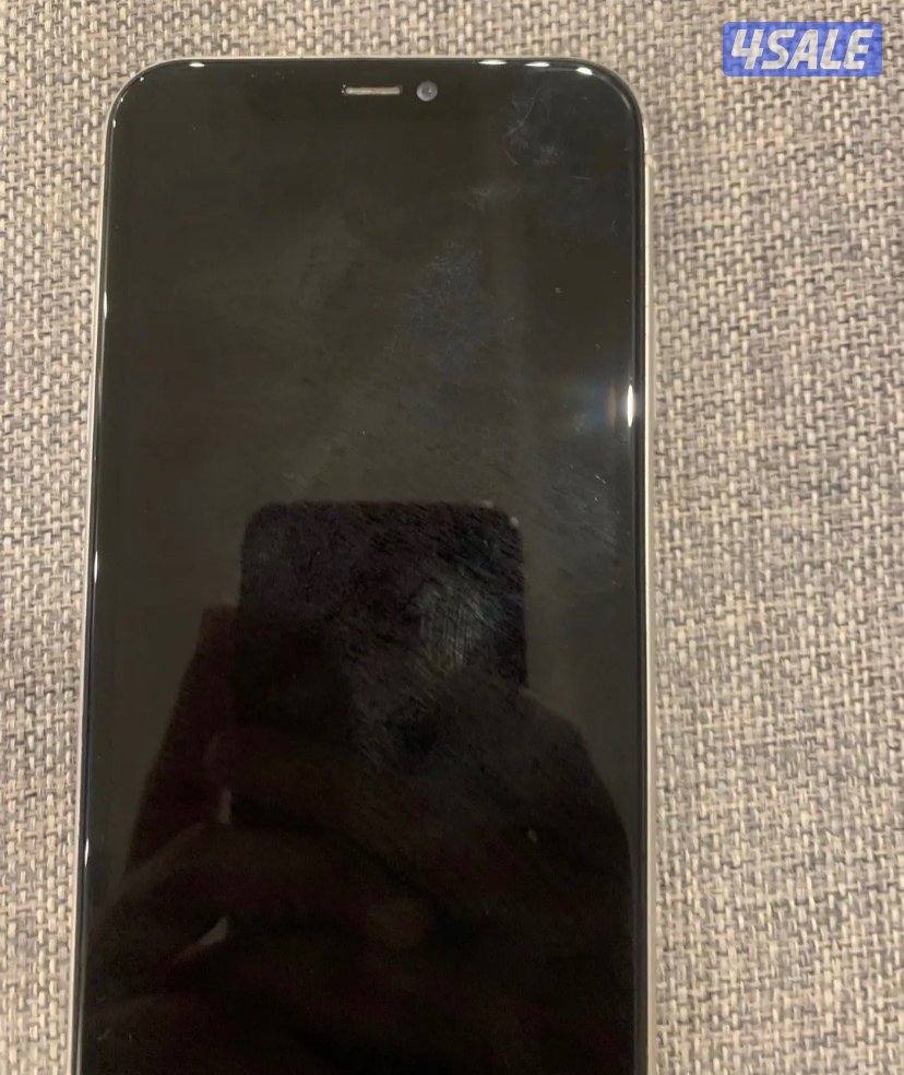 ايفون ١١ للبيع  زرين الي يعلي صوت وينقص صوت خربانين بس يتصلحون0