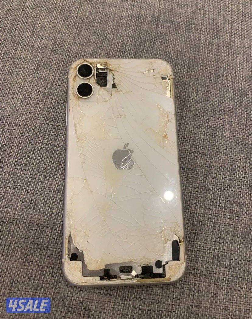 ايفون ١١ للبيع  زرين الي يعلي صوت وينقص صوت خربانين بس يتصلحون1