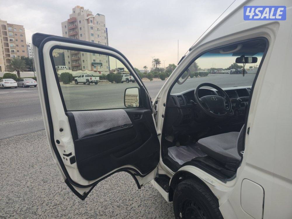 Toyota Hiace Bus 2014 model ( 1.30 km )6