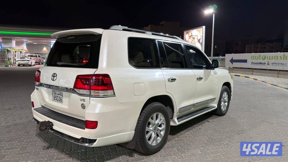لاندكروزر موديل ٢٠١٦ GXR  V8  وارد الساير بحالة ممتازة12
