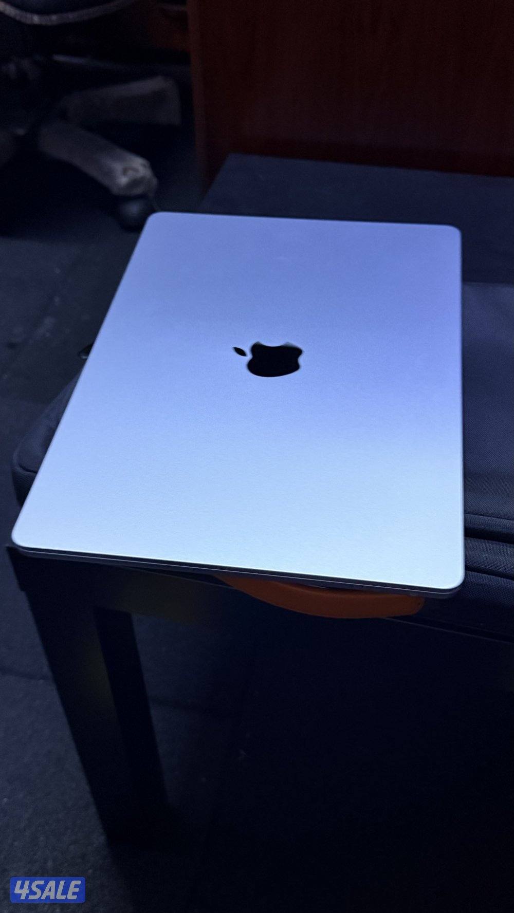 ماك بوك من اكسيت الغانم فتح من الكرتونة واستعمال مره واحده فقط وضمان س3