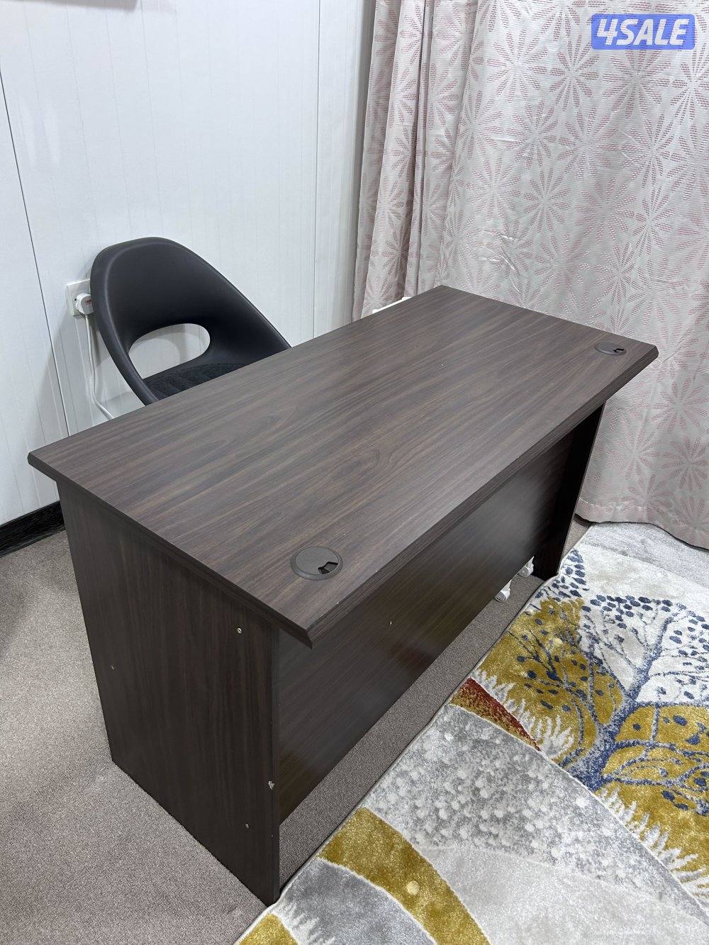 طاولة مكتب وكرسي بحالة جيدة جداً بس فيها طقه من النقل0