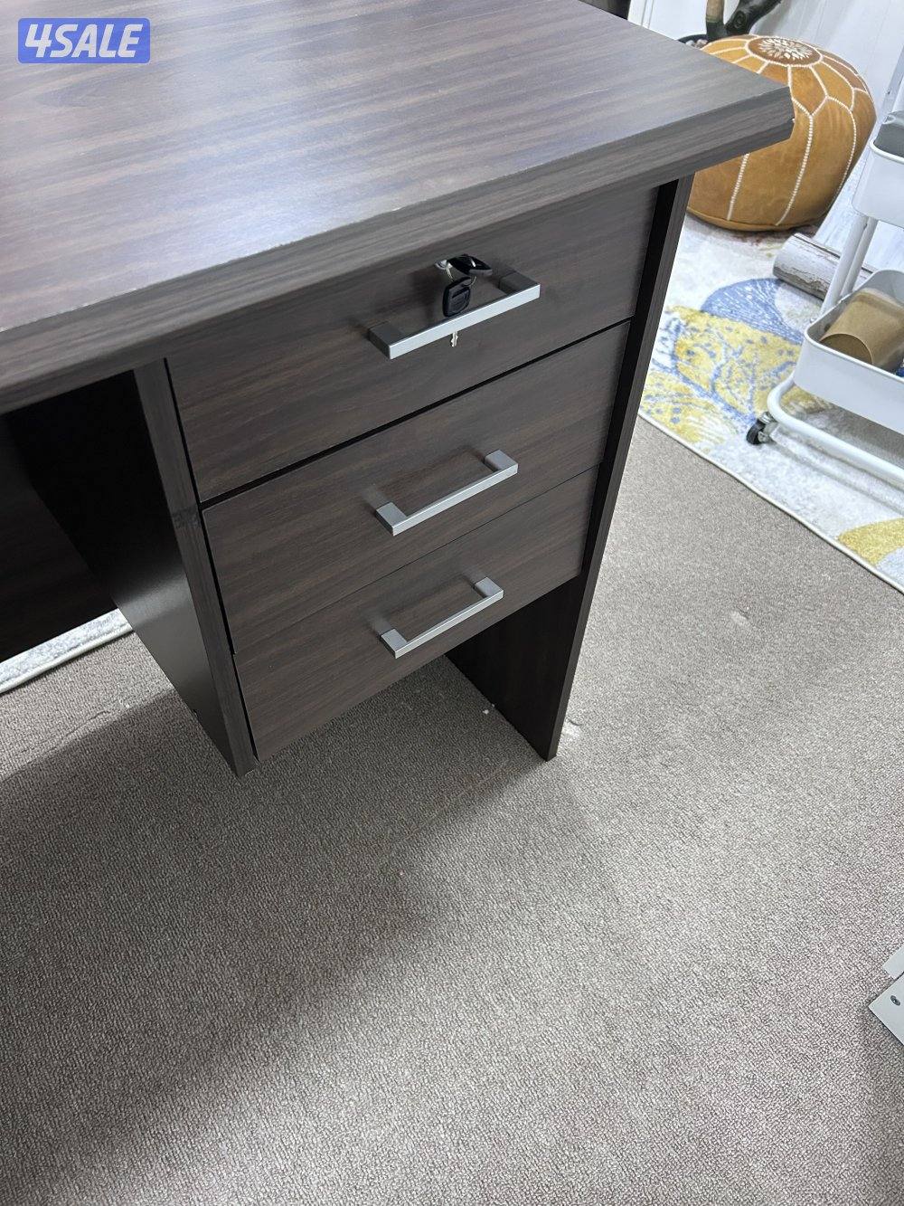 طاولة مكتب وكرسي بحالة جيدة جداً بس فيها طقه من النقل2