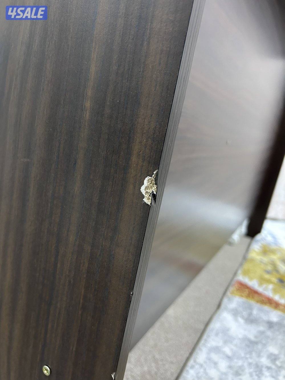 طاولة مكتب وكرسي بحالة جيدة جداً بس فيها طقه من النقل3