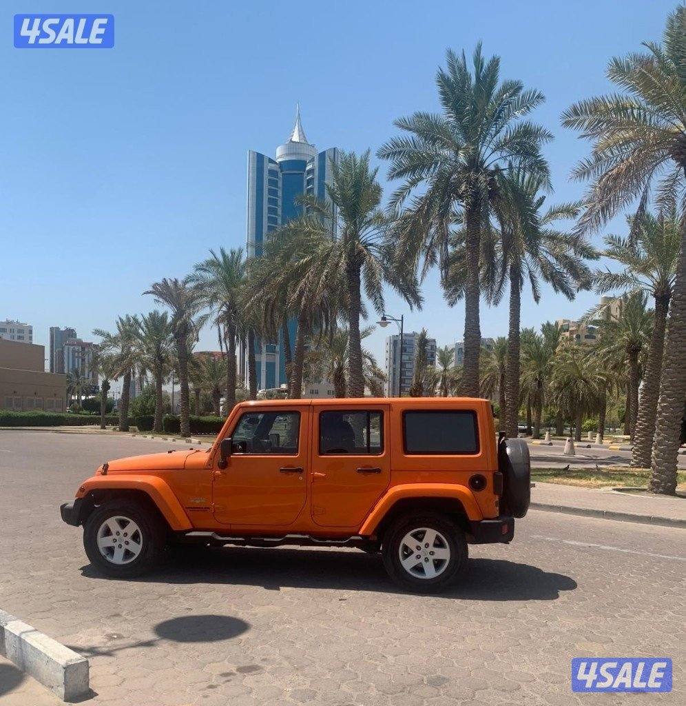 A beautiful and unique 2012 Jeep Wrangler Sahara Limited  I142000 KM4