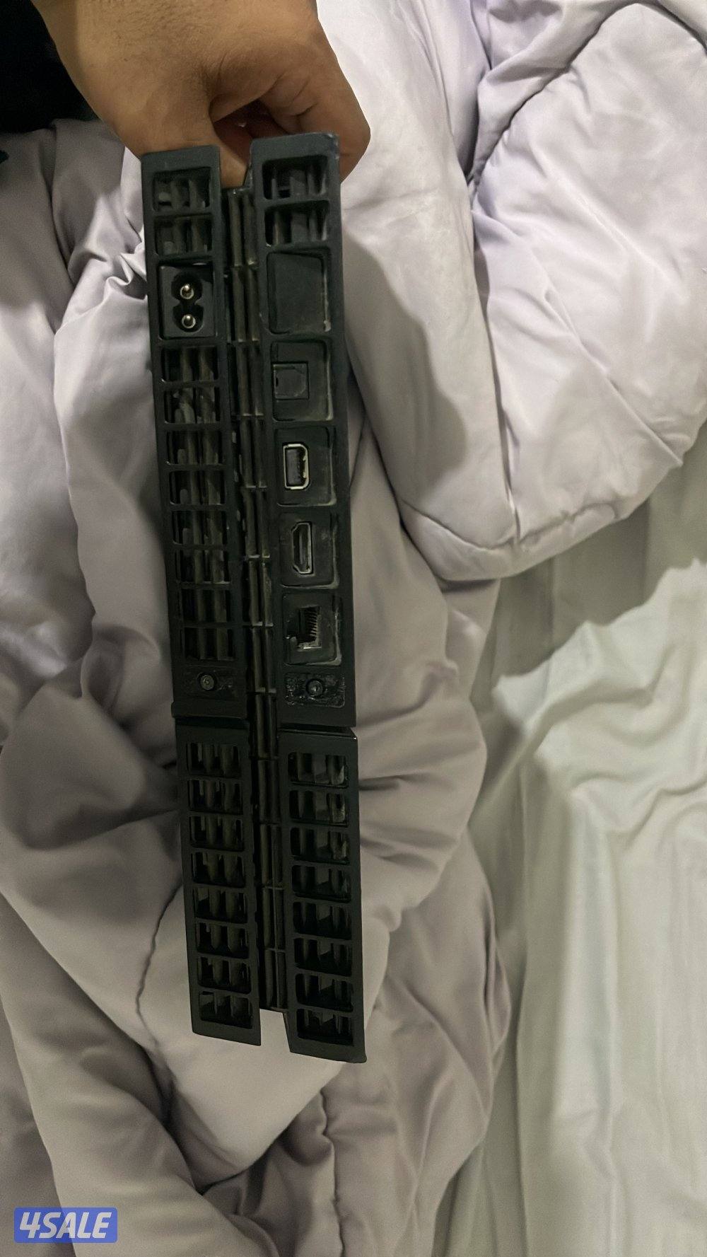 بلستيشن ٤ نضيفه مافيها شي معا كامل أغراضها0