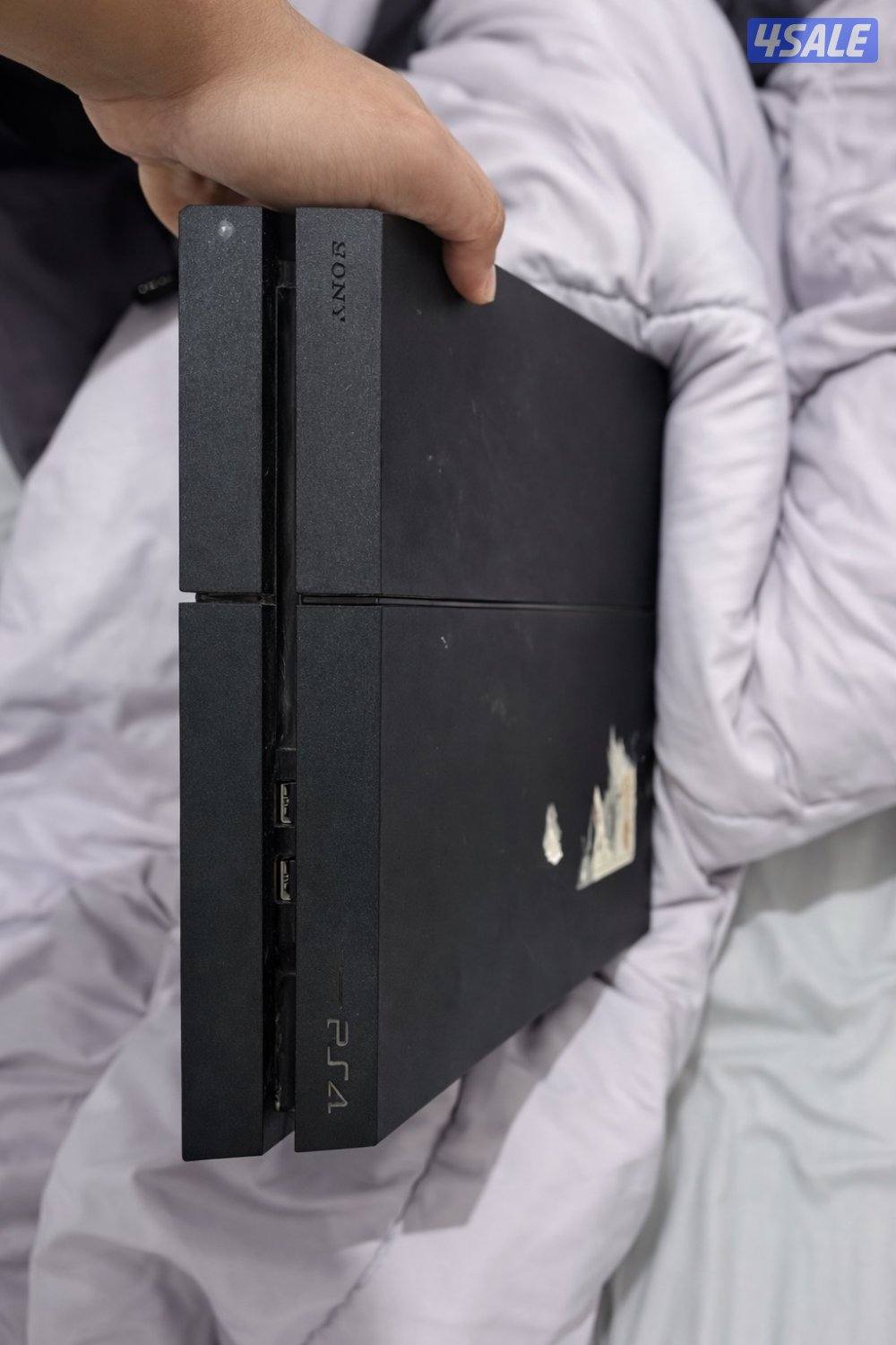 بلستيشن ٤ نضيفه مافيها شي معا كامل أغراضها1