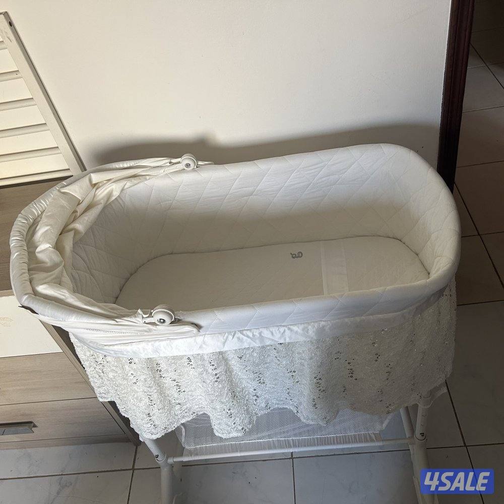 Baby bed (new ) only used for 3 months0