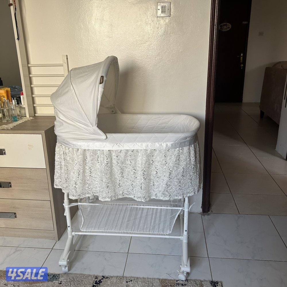 Baby bed (new ) only used for 3 months1