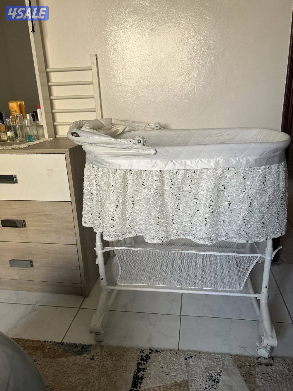 Baby bed (new ) only used for 3 months2