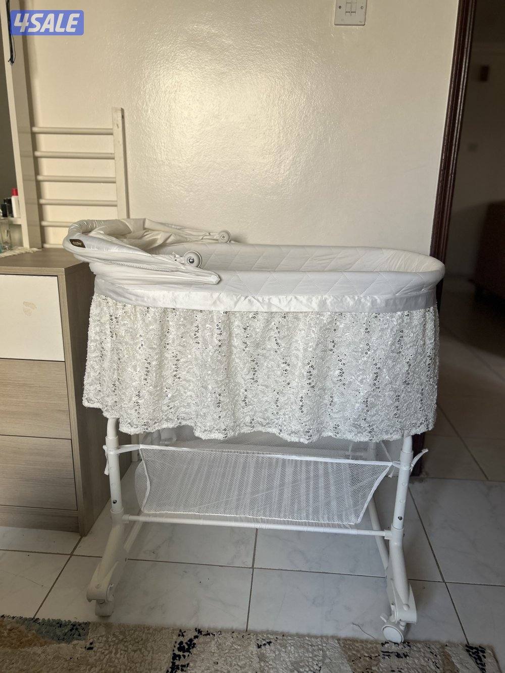 Baby bed (new ) only used for 3 months3