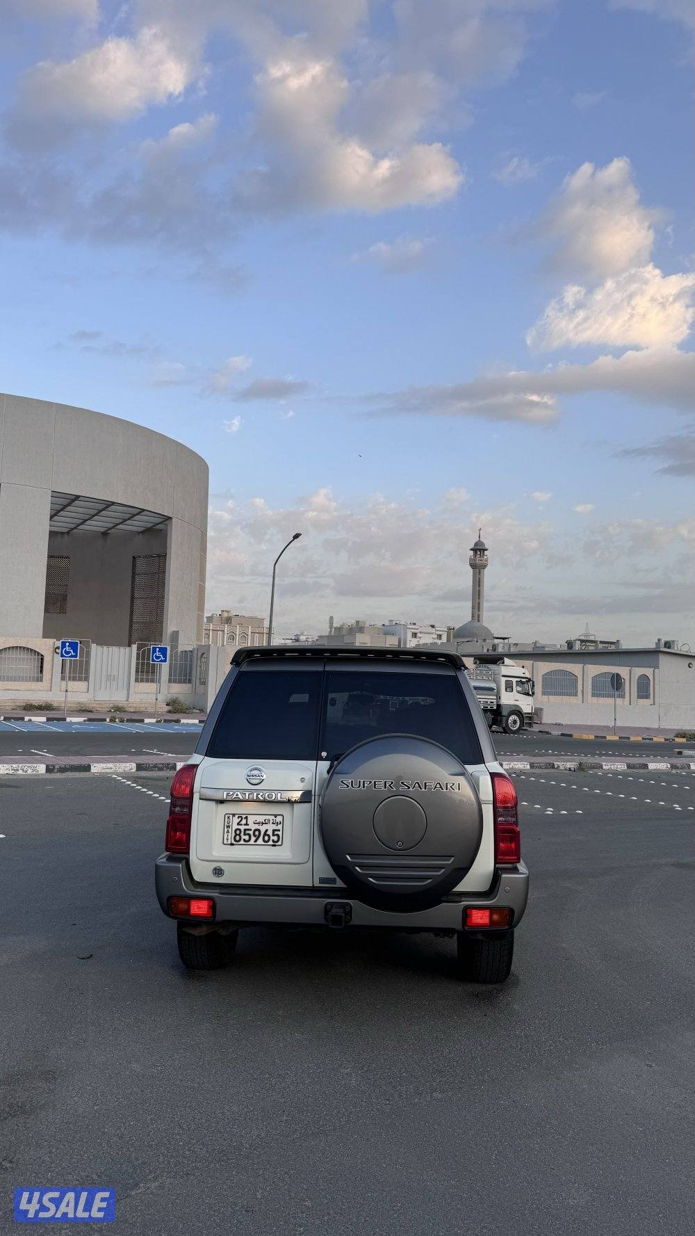 للبيع سوبر سفاري 2023 اللون ابيض3