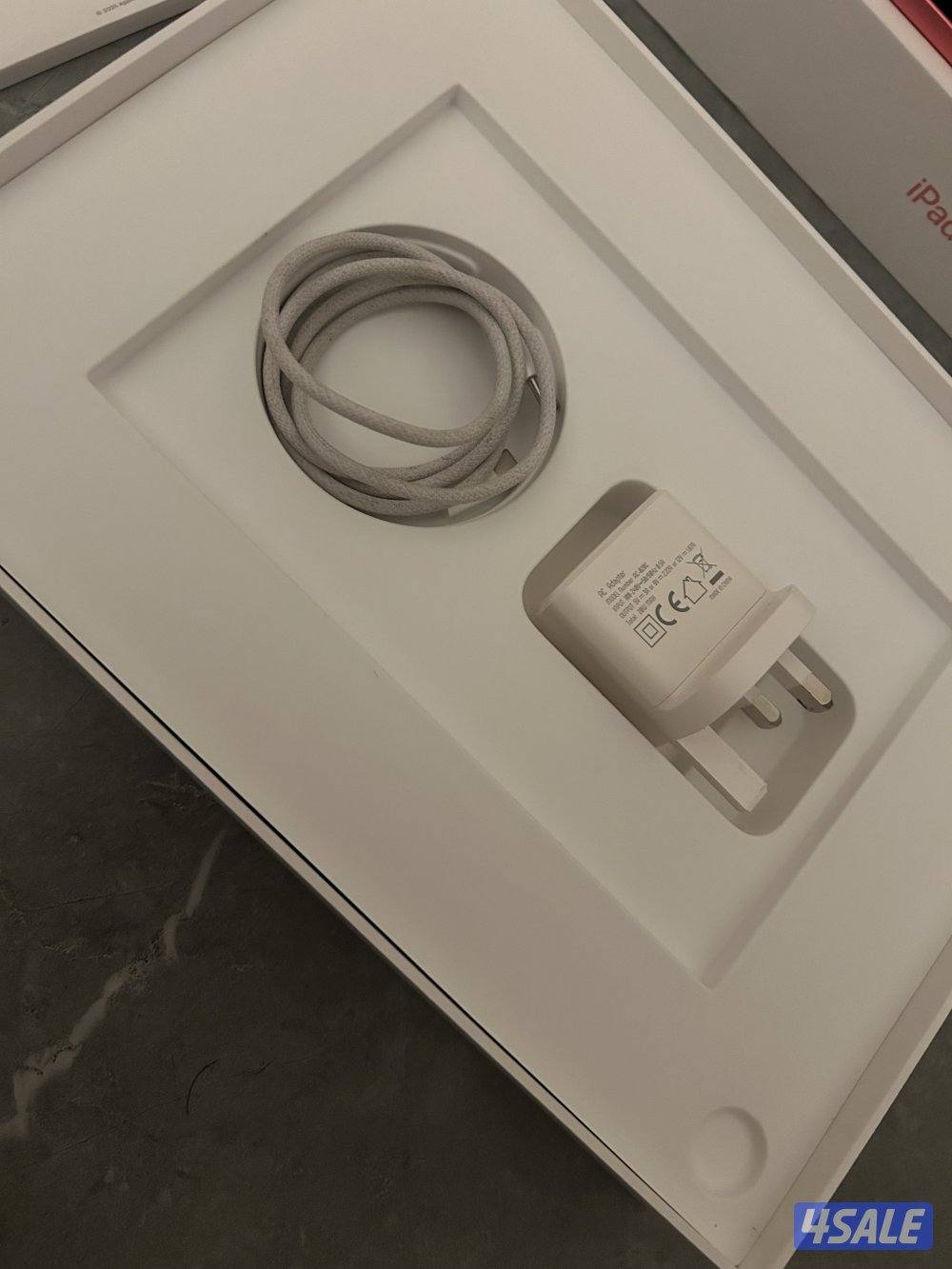 iPad A16 10 gen 128GB with its wire charger and EQ plug used like new1
