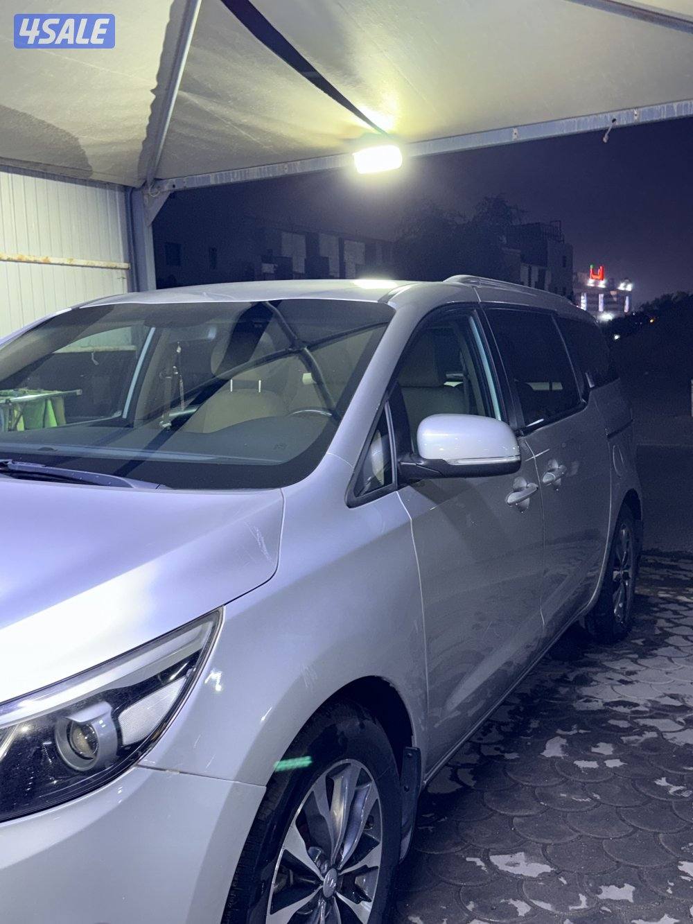 كيا كارنفال لتواصل  قابل  السعر2500 دينار كويتي  قابل للمساومه للصامل0