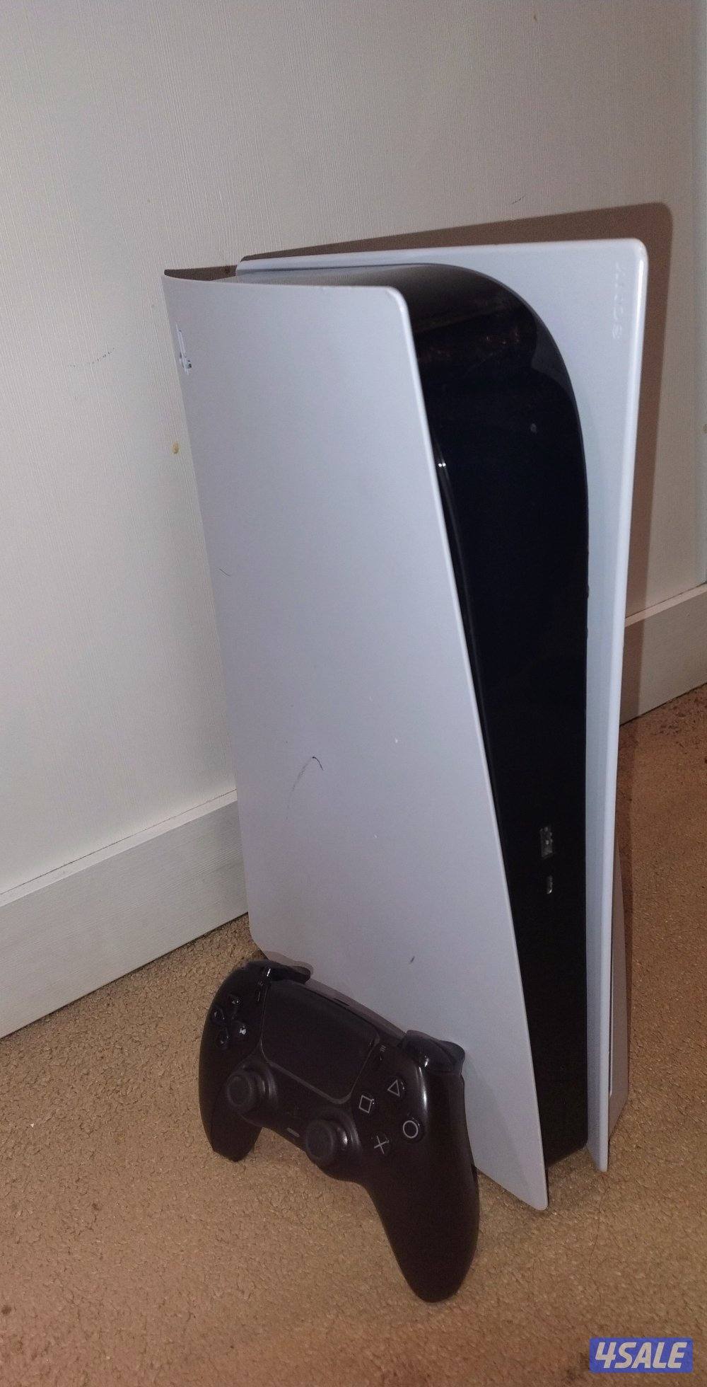 بلايستيشن 5  مستعمل فيها خدش بسيط0