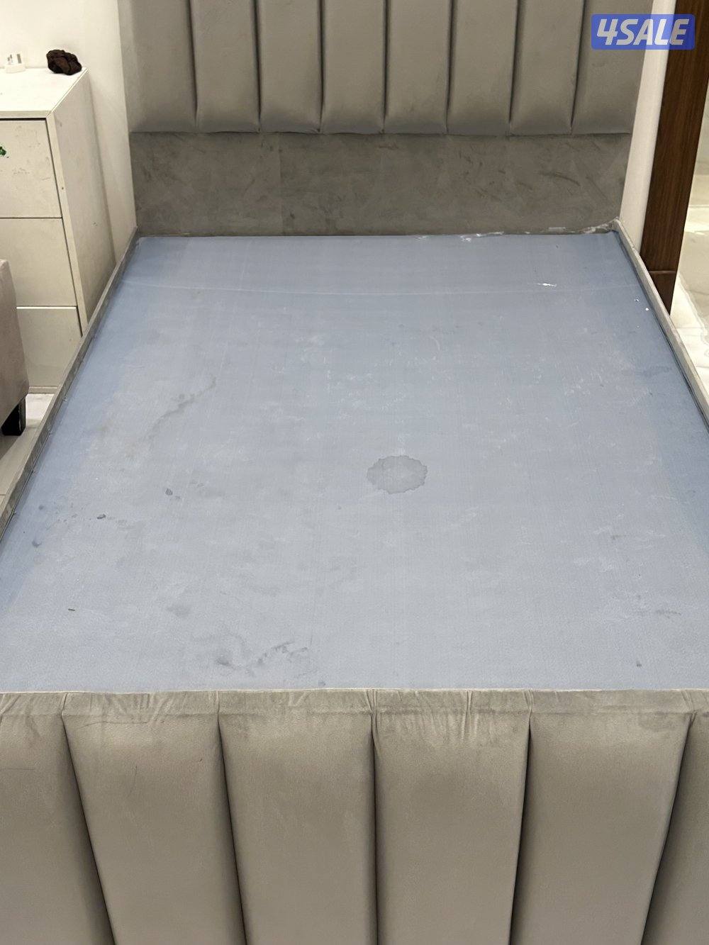 سريرن نفر ونص نفس الحجم كلهم واحد ابيض وواحد رمادي والنقل على الشاري2