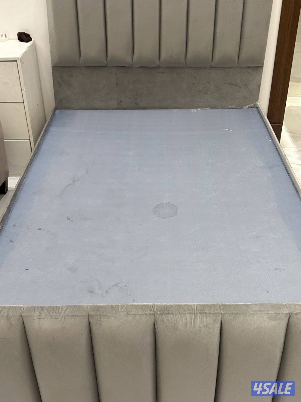 سريرن نفر ونص نفس الحجم كلهم واحد ابيض وواحد رمادي والنقل على الشاري3