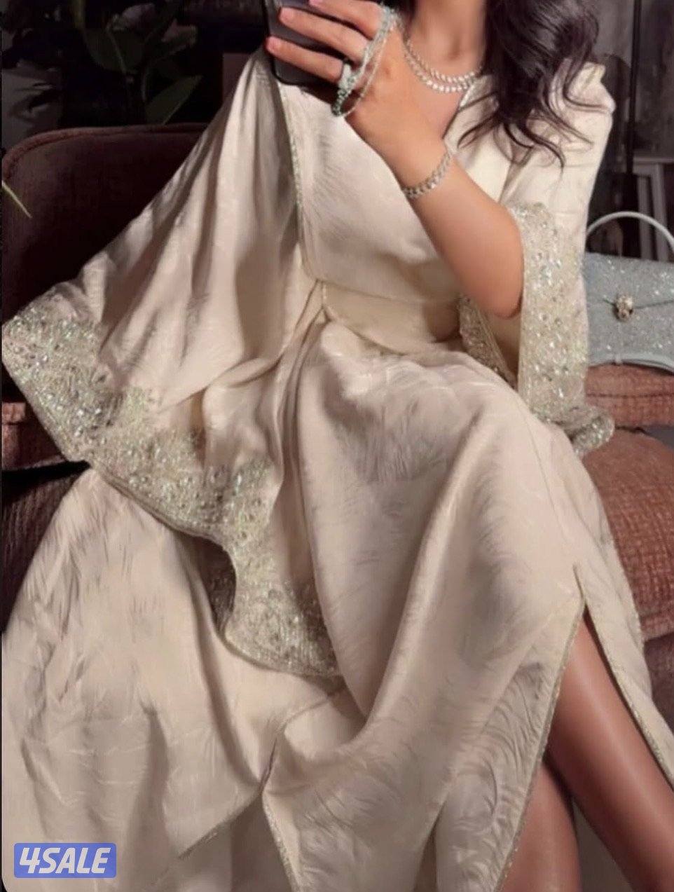 دراعه فخمه من مشاعل الشاطري كلها شك اللون اوفوايت فخمه مع فتحات جانبيه0