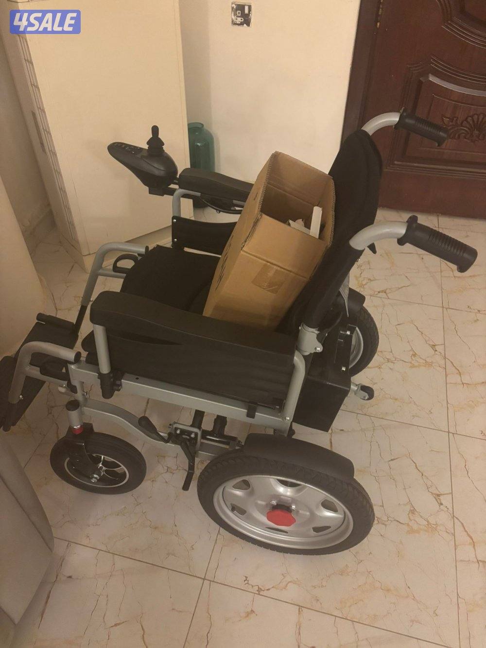 سرير طبي كهربائي وكرسي متحرك0