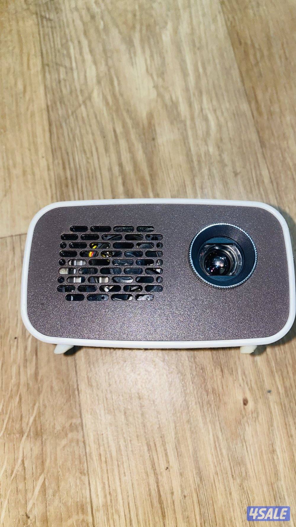 بروجيكتور ال جي صغير وعملي بحالة الجديد يعرض حتى 100 بوصه1