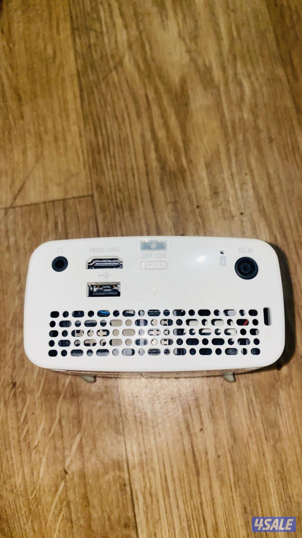 بروجيكتور ال جي صغير وعملي بحالة الجديد يعرض حتى 100 بوصه2