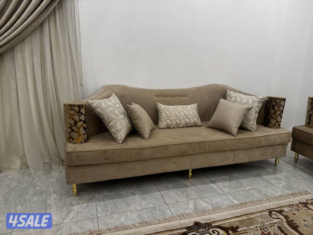 للبيع كنب لون بيج0