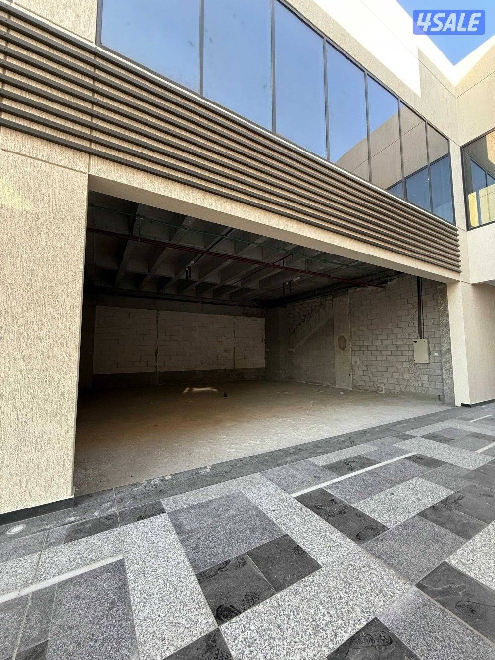 مكتب ومحلات للإيجار بقسيمة جديدة بالمنطقة الحرة من المالك بدون خلو1