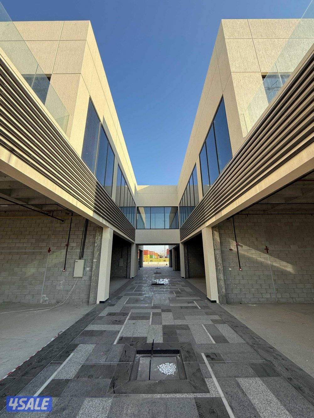 مكتب ومحلات للإيجار بقسيمة جديدة بالمنطقة الحرة من المالك بدون خلو2