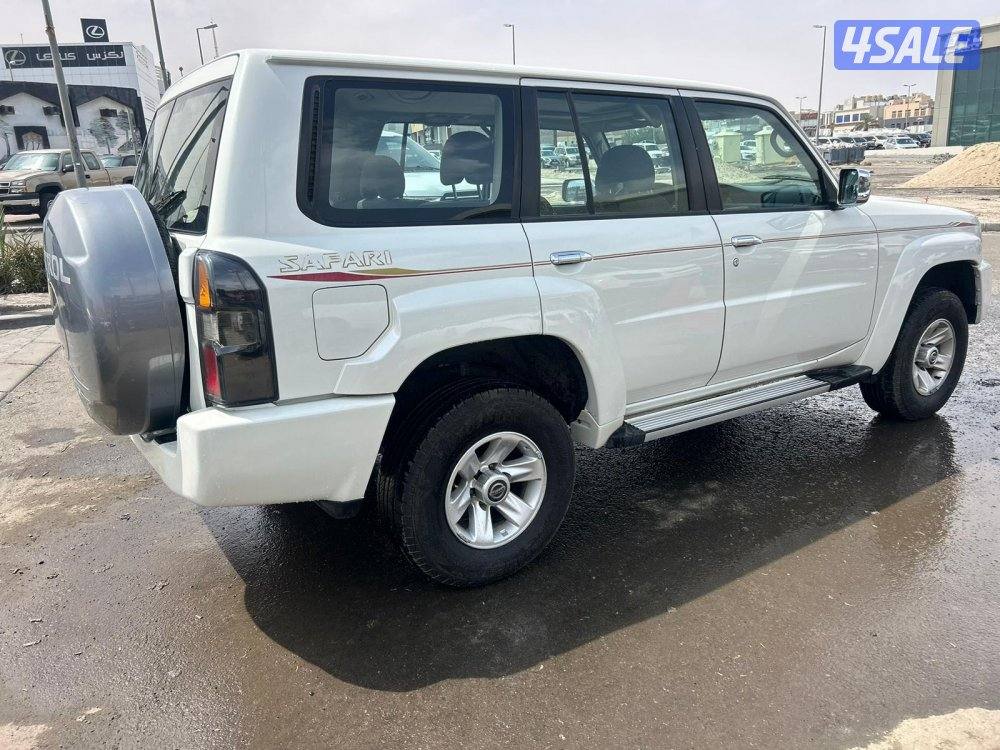 نيسان باترول سفارى موديل 2014 ماشى 393.000 k.m  وارد البابطين2