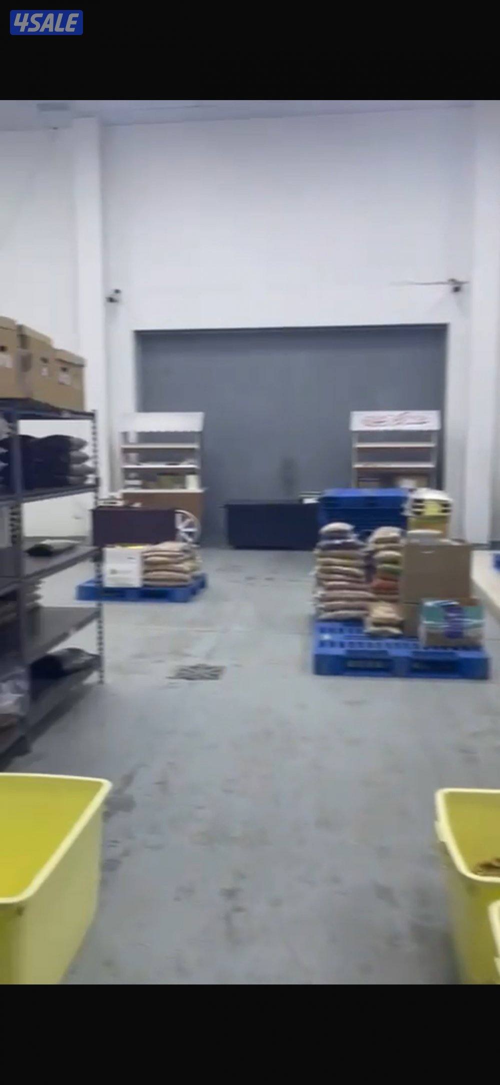 للإيجار مخازن بالصليبيه مساحات من 500 و 100010