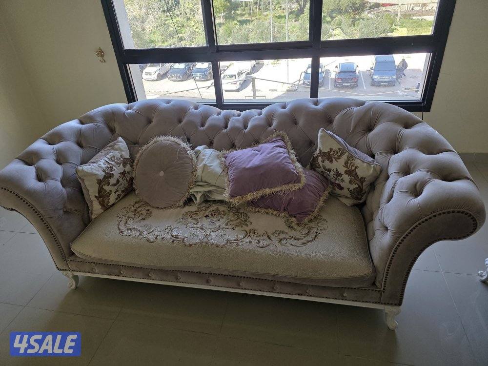 طقم كنب كلاسيك فاخر 5–7 مقاعد بحالة ممتازة – لون بيج ووردي – 180 دك قا0