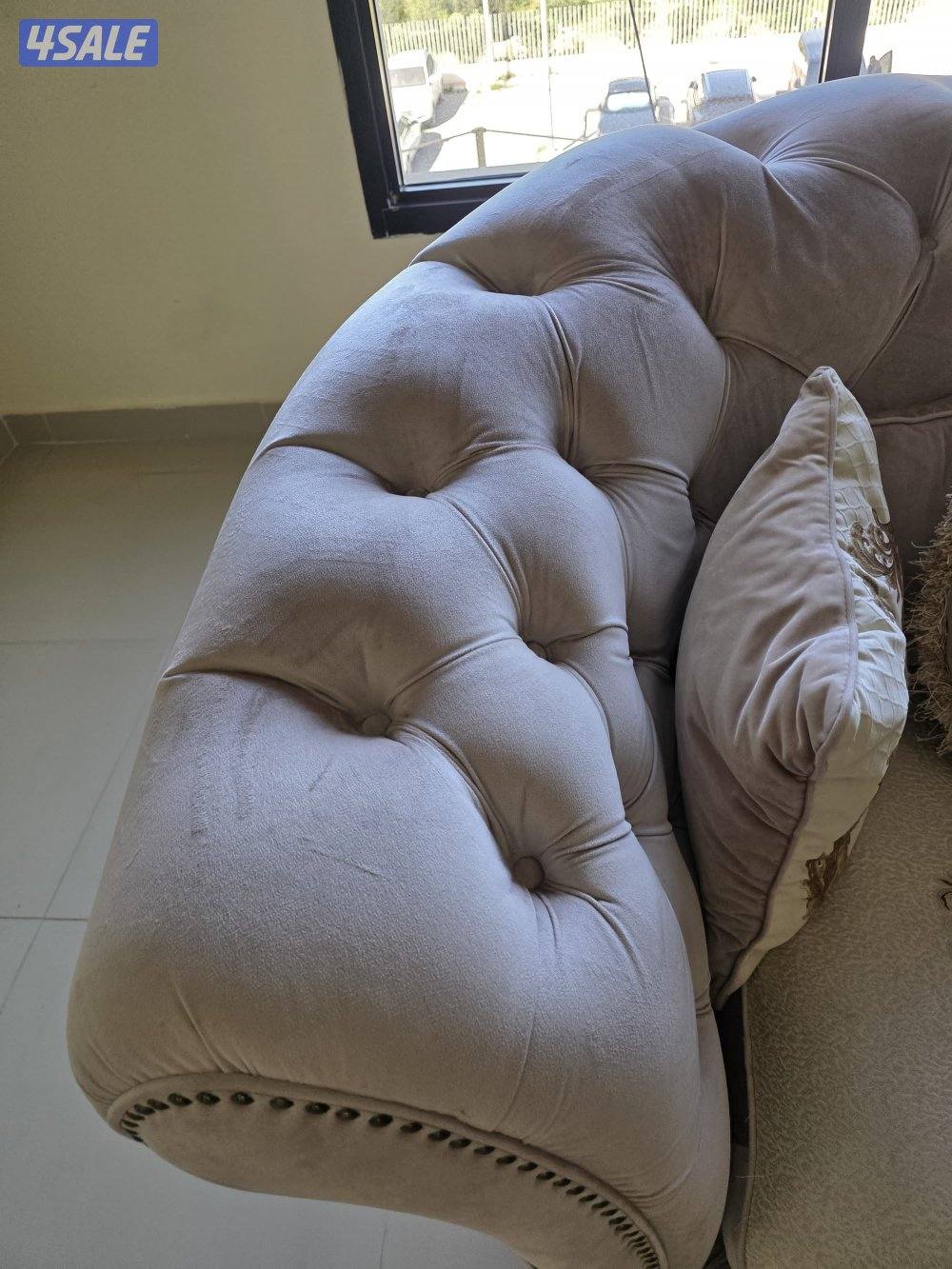 طقم كنب كلاسيك فاخر 5–7 مقاعد بحالة ممتازة – لون بيج ووردي – 180 دك قا1