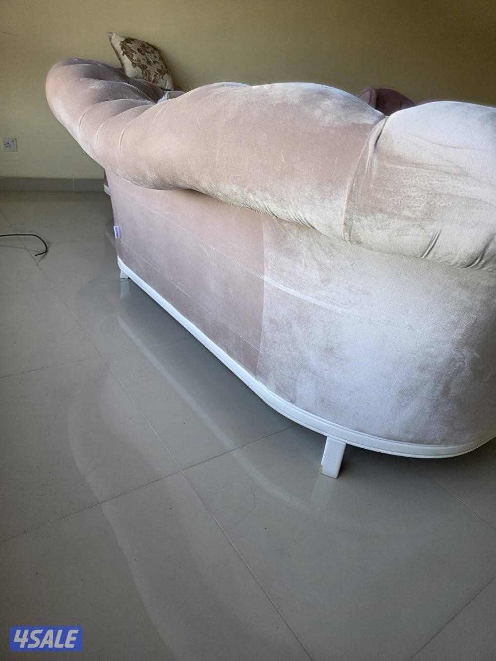 طقم كنب كلاسيك فاخر 5–7 مقاعد بحالة ممتازة – لون بيج ووردي – 180 دك قا3