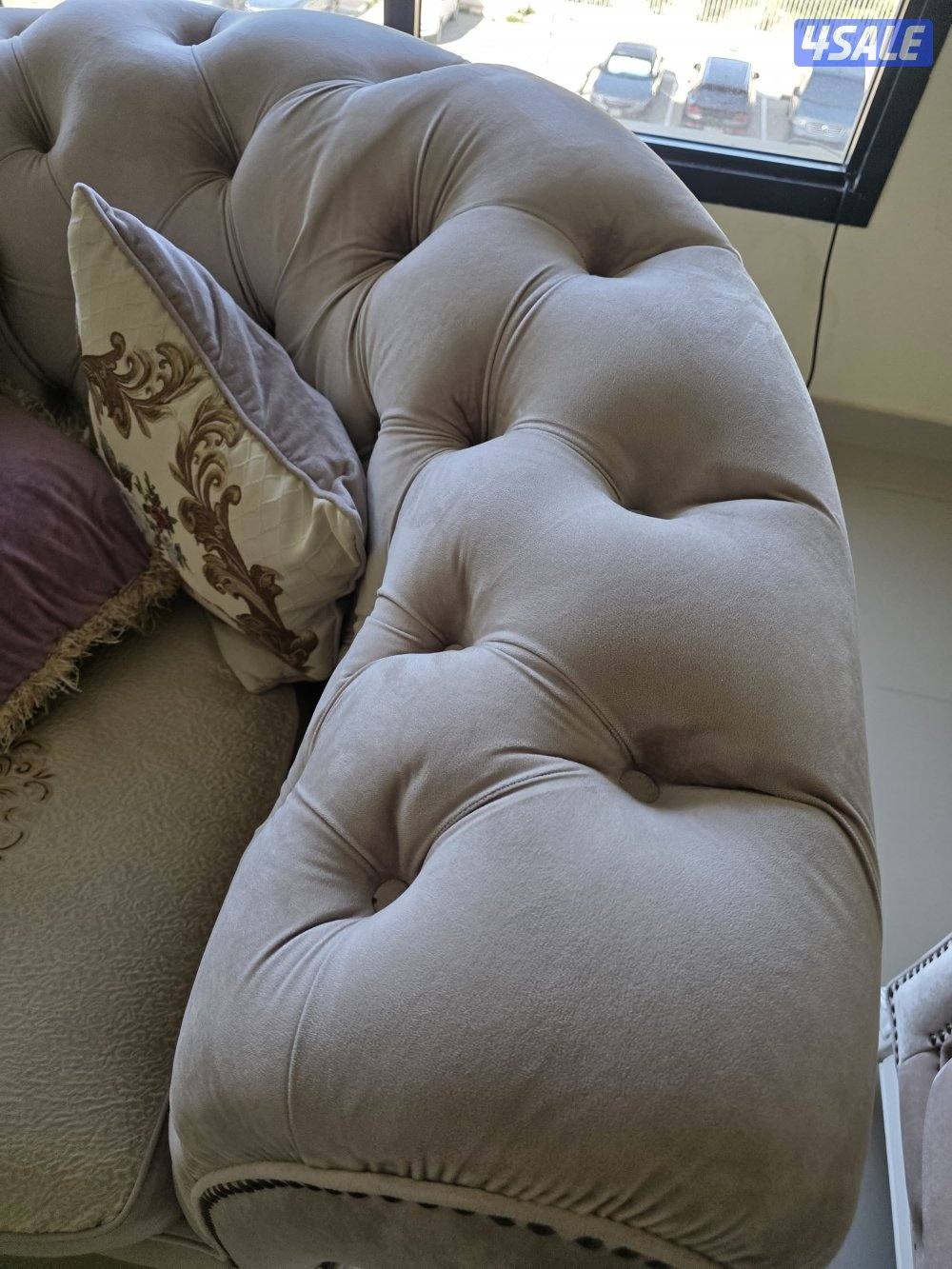 طقم كنب كلاسيك فاخر 5–7 مقاعد بحالة ممتازة – لون بيج ووردي – 180 دك قا4