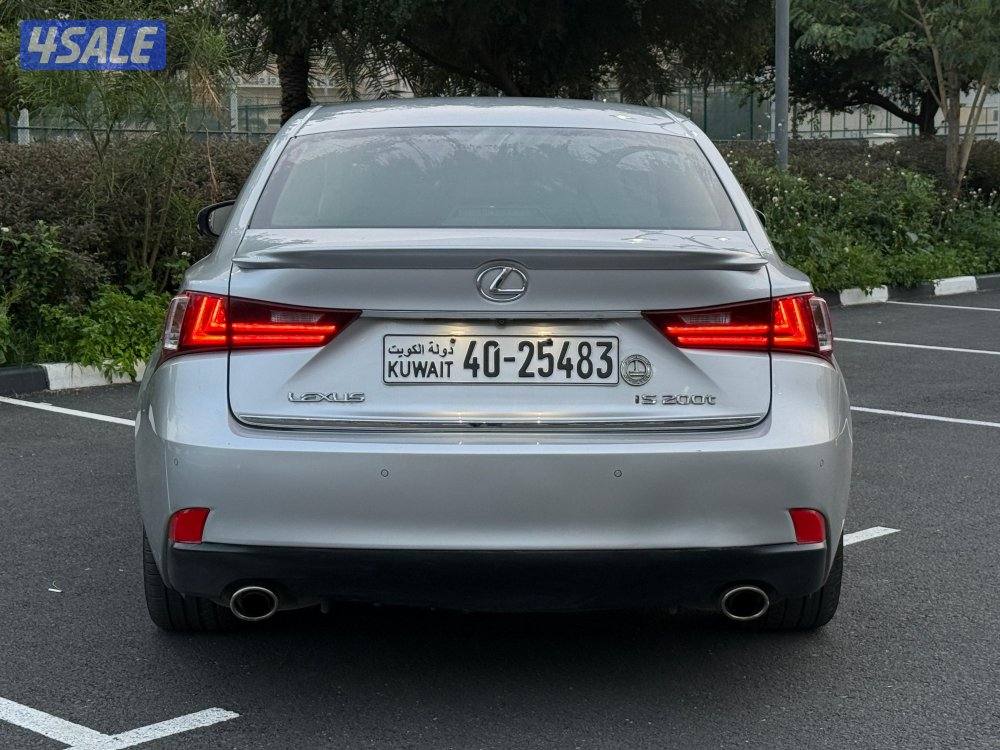 للبيع لكزس iS 200t موديل 20161