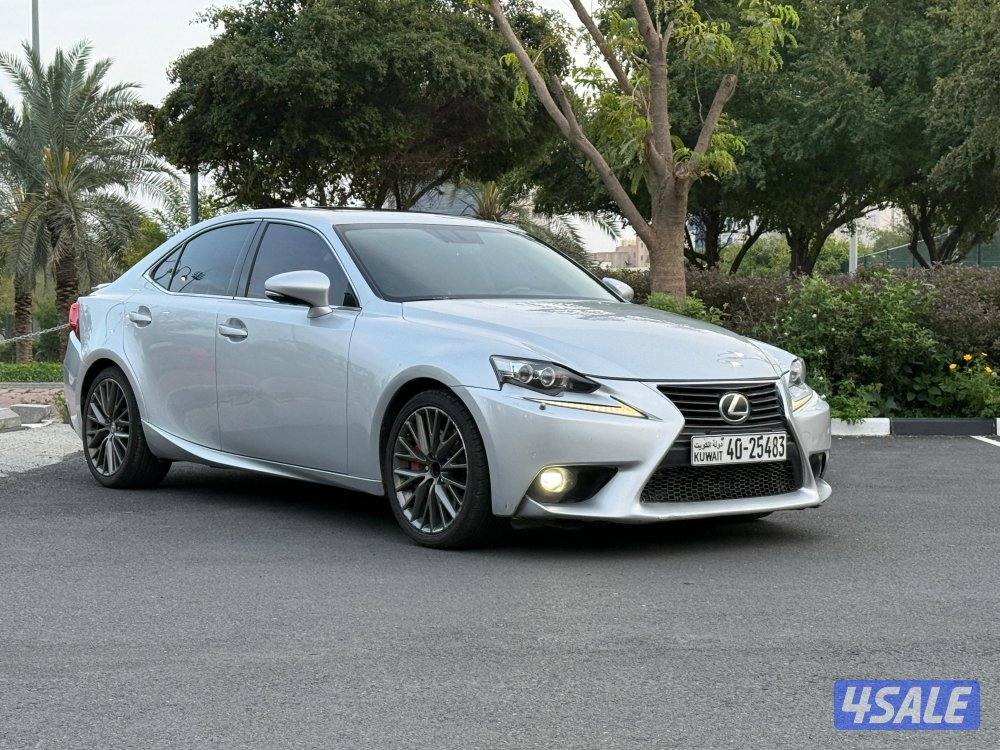 للبيع لكزس iS 200t موديل 20160
