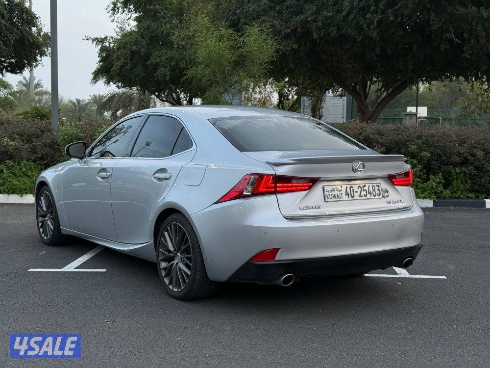 للبيع لكزس iS 200t موديل 20162