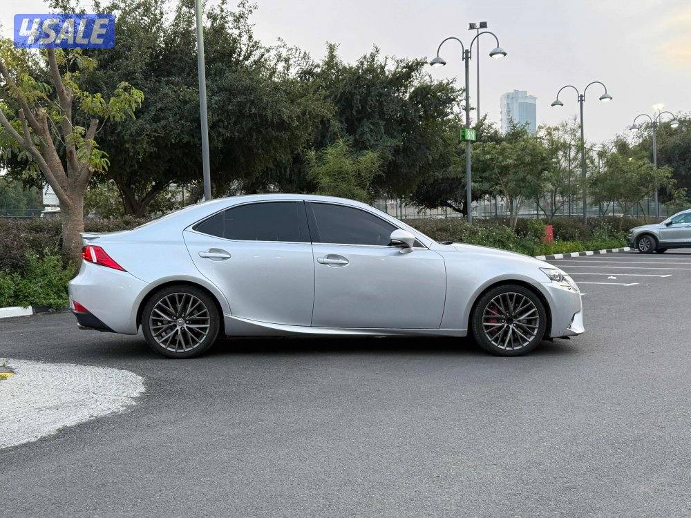 للبيع لكزس iS 200t موديل 20163