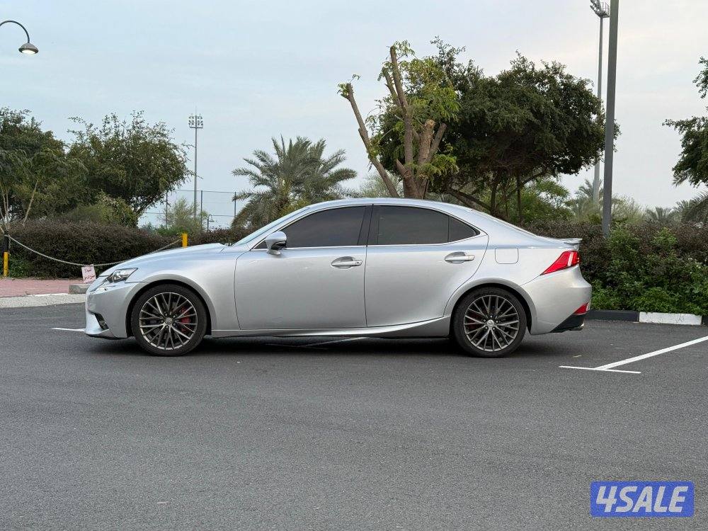 للبيع لكزس iS 200t موديل 20165