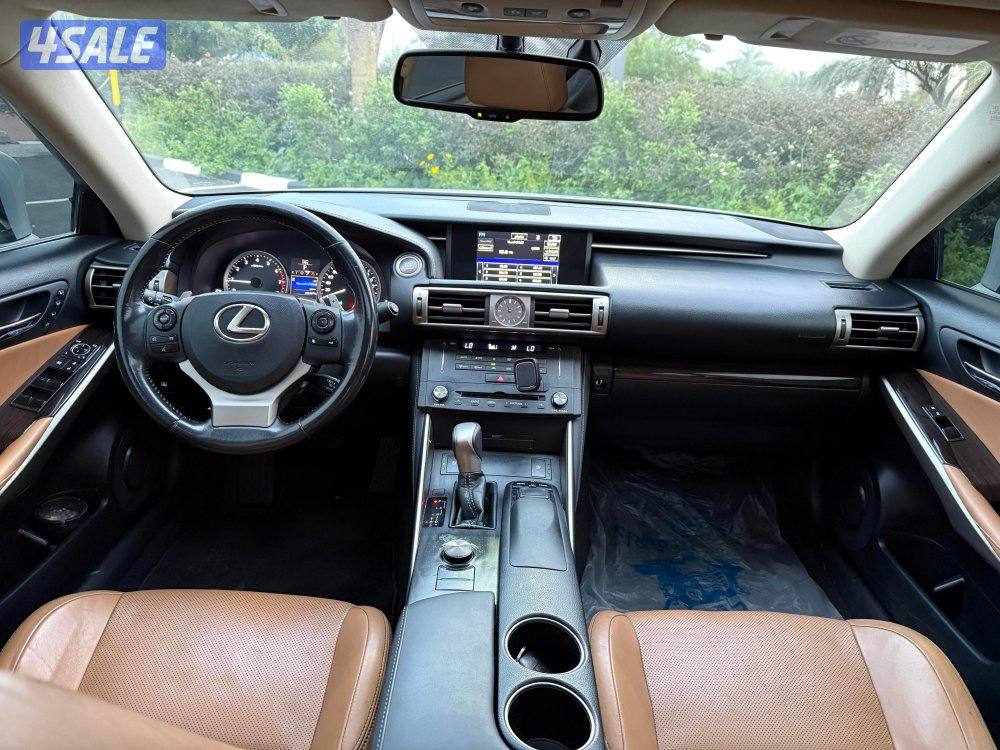 للبيع لكزس iS 200t موديل 20166