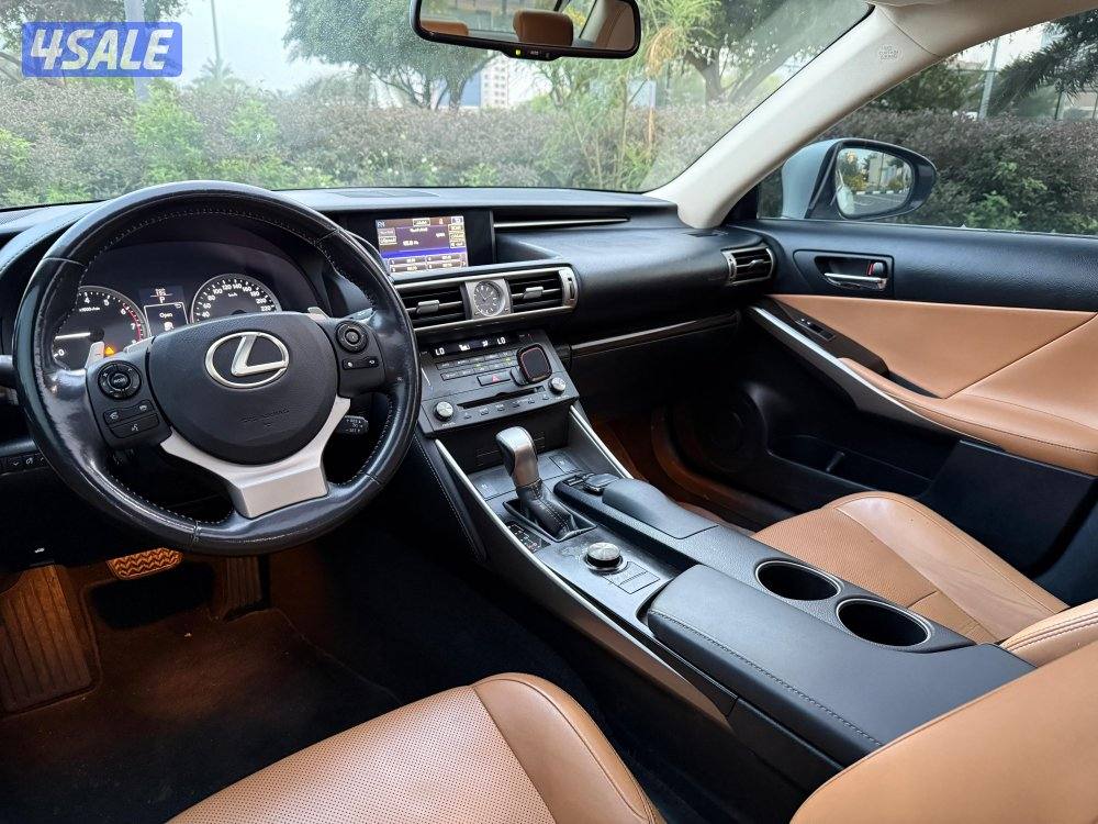 للبيع لكزس iS 200t موديل 20167