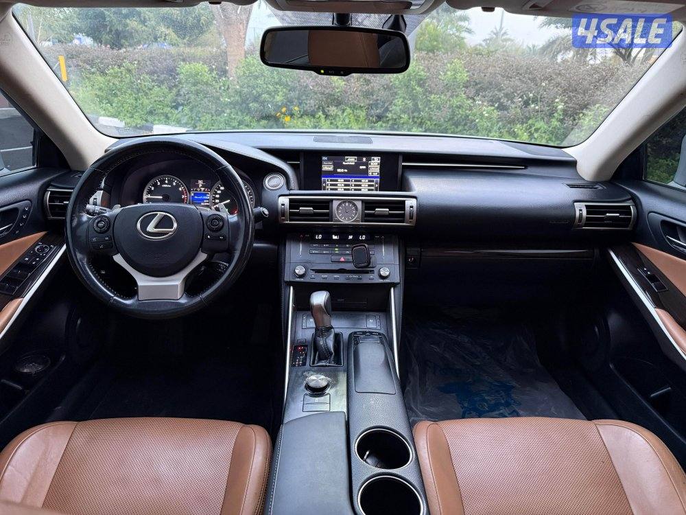 للبيع لكزس iS 200t موديل 20168