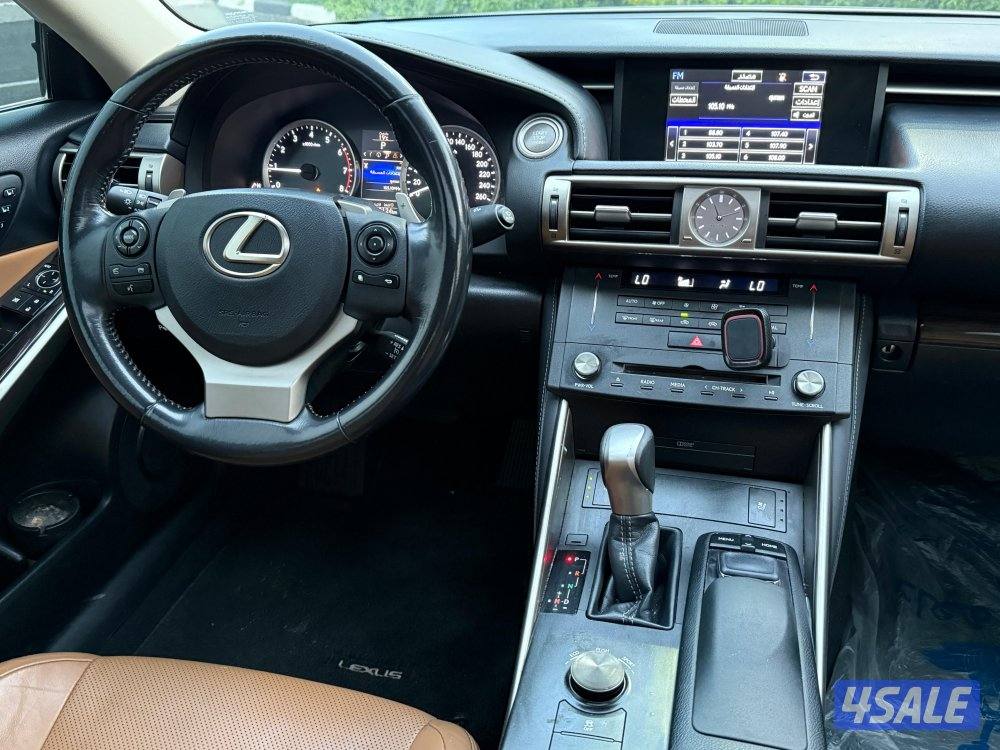للبيع لكزس iS 200t موديل 20169
