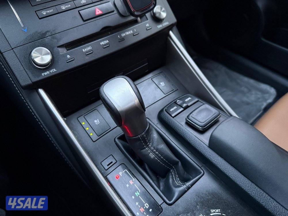 للبيع لكزس iS 200t موديل 201611