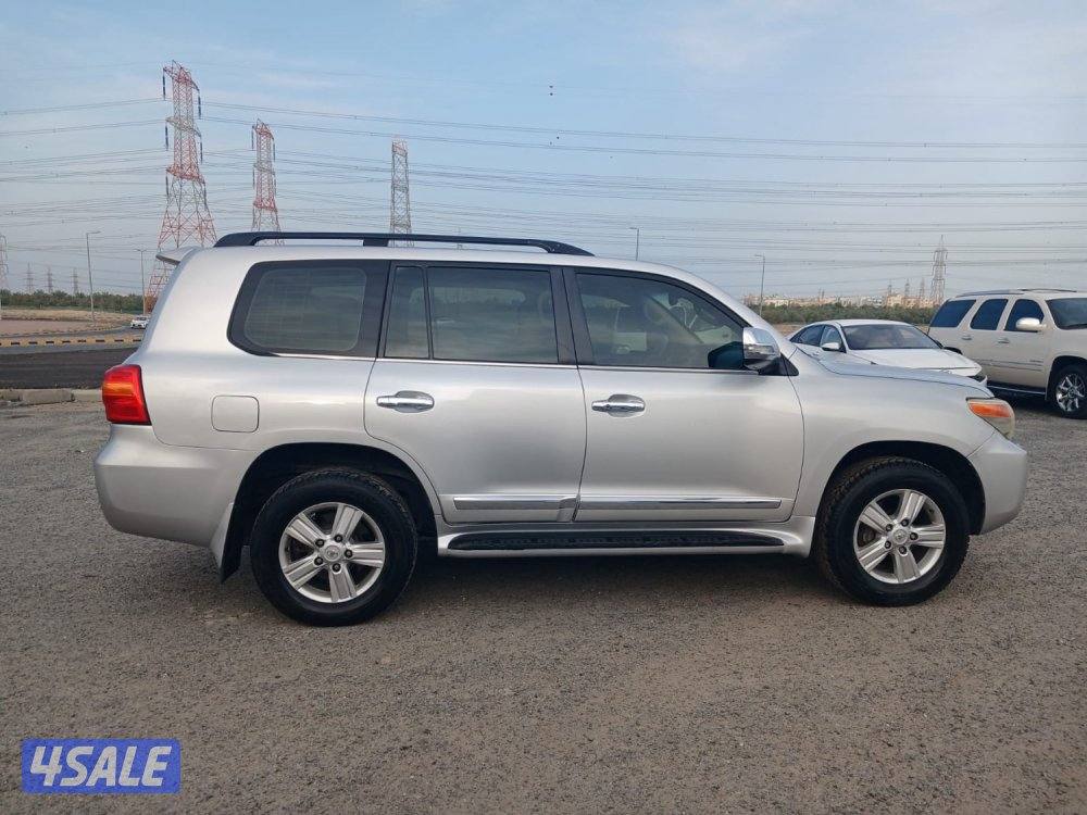 للبيع لاندكروزرGXR موديل ٢٠١٢3