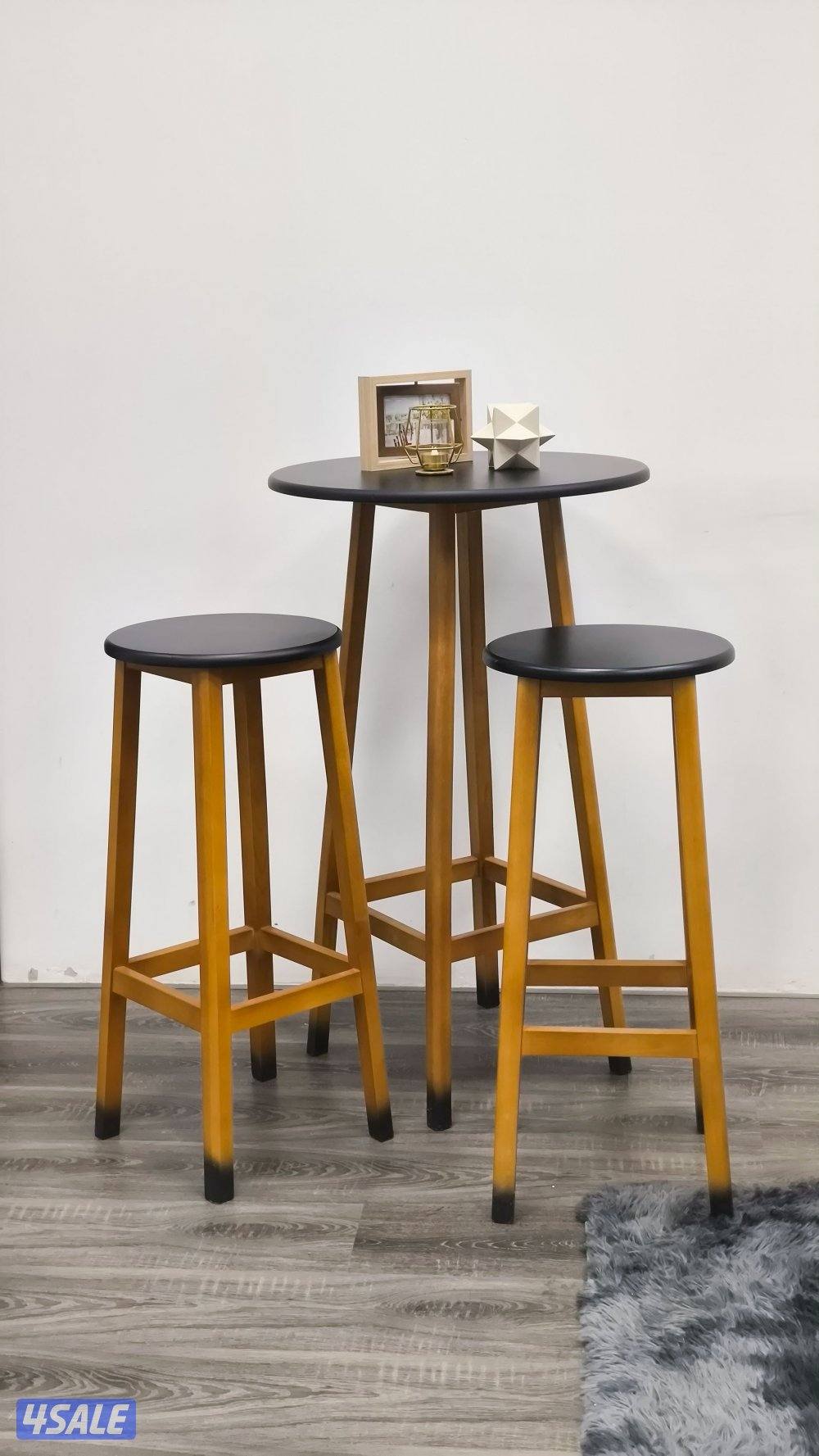 طاولة بار خشب مودرن مع 2 كرسي عالي – تصميم أنيق0