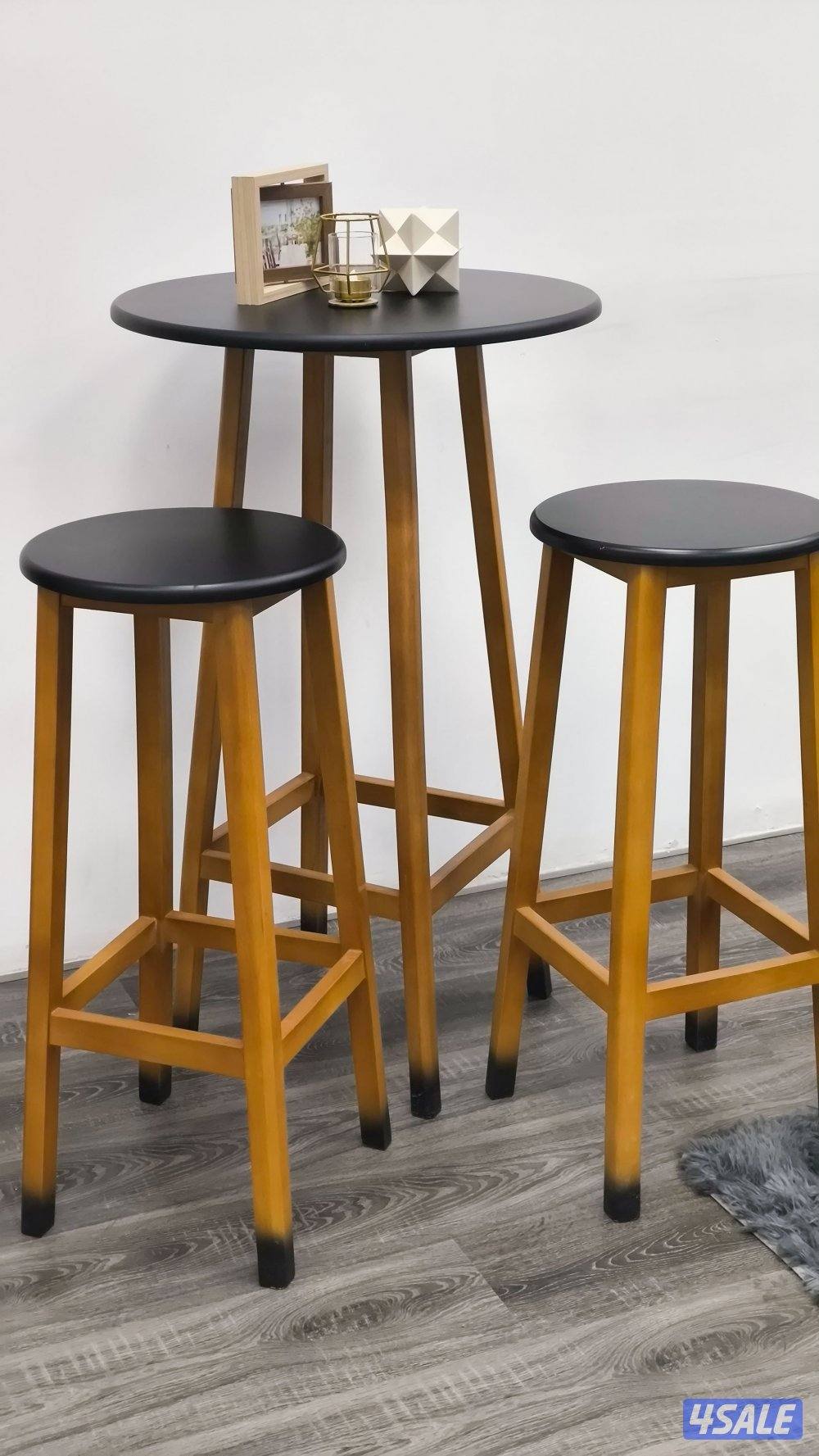 طاولة بار خشب مودرن مع 2 كرسي عالي – تصميم أنيق2