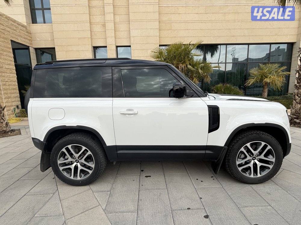 Land Rover Defender V6 P400 model 20211
