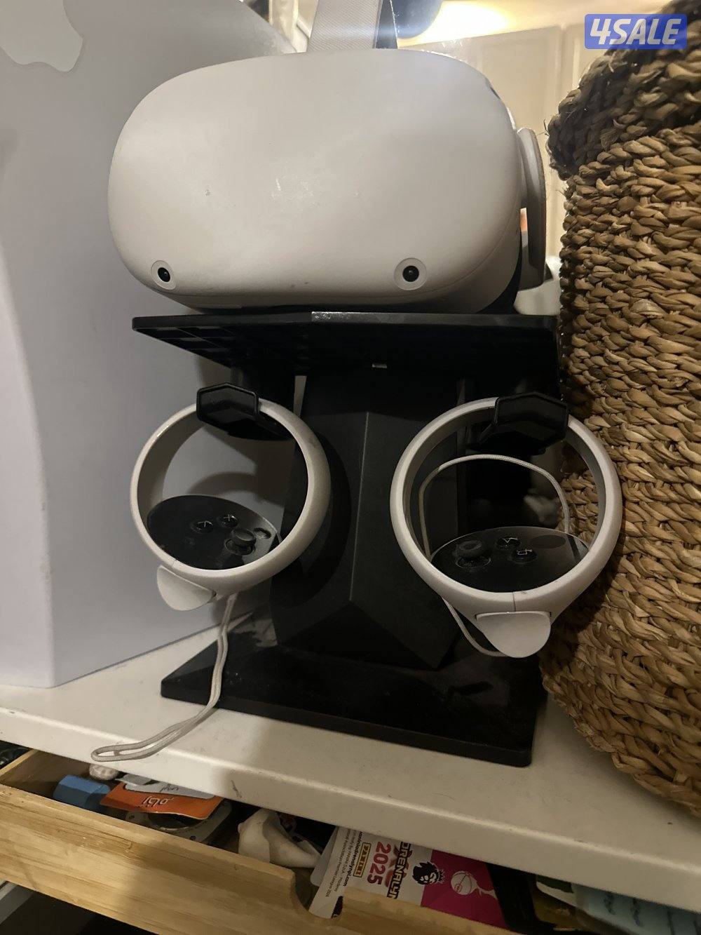 Vr meta quest 2 with stand and controllers0